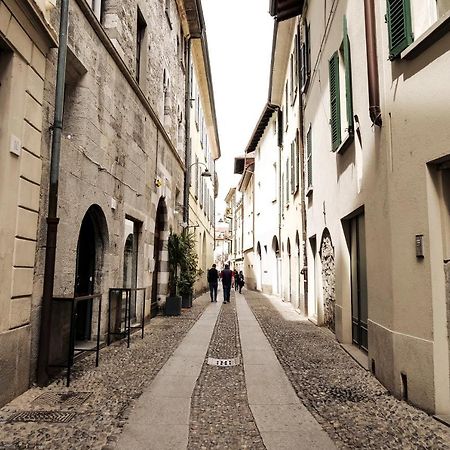 Casa Del Pittore - Elegante Appartamento Del 1200 - Centro Storico Como Exterior photo