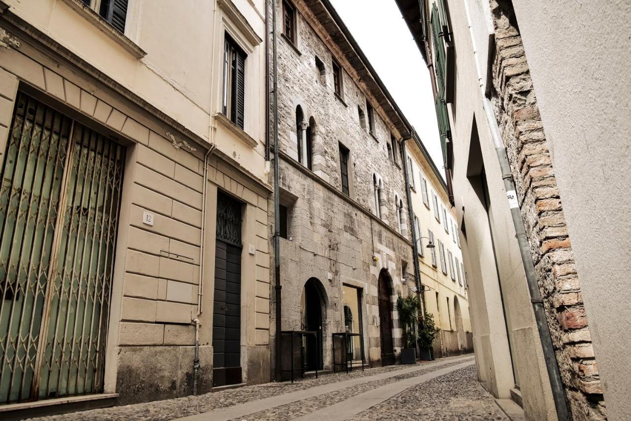 Casa Del Pittore - Elegante Appartamento Del 1200 - Centro Storico Como Exterior photo